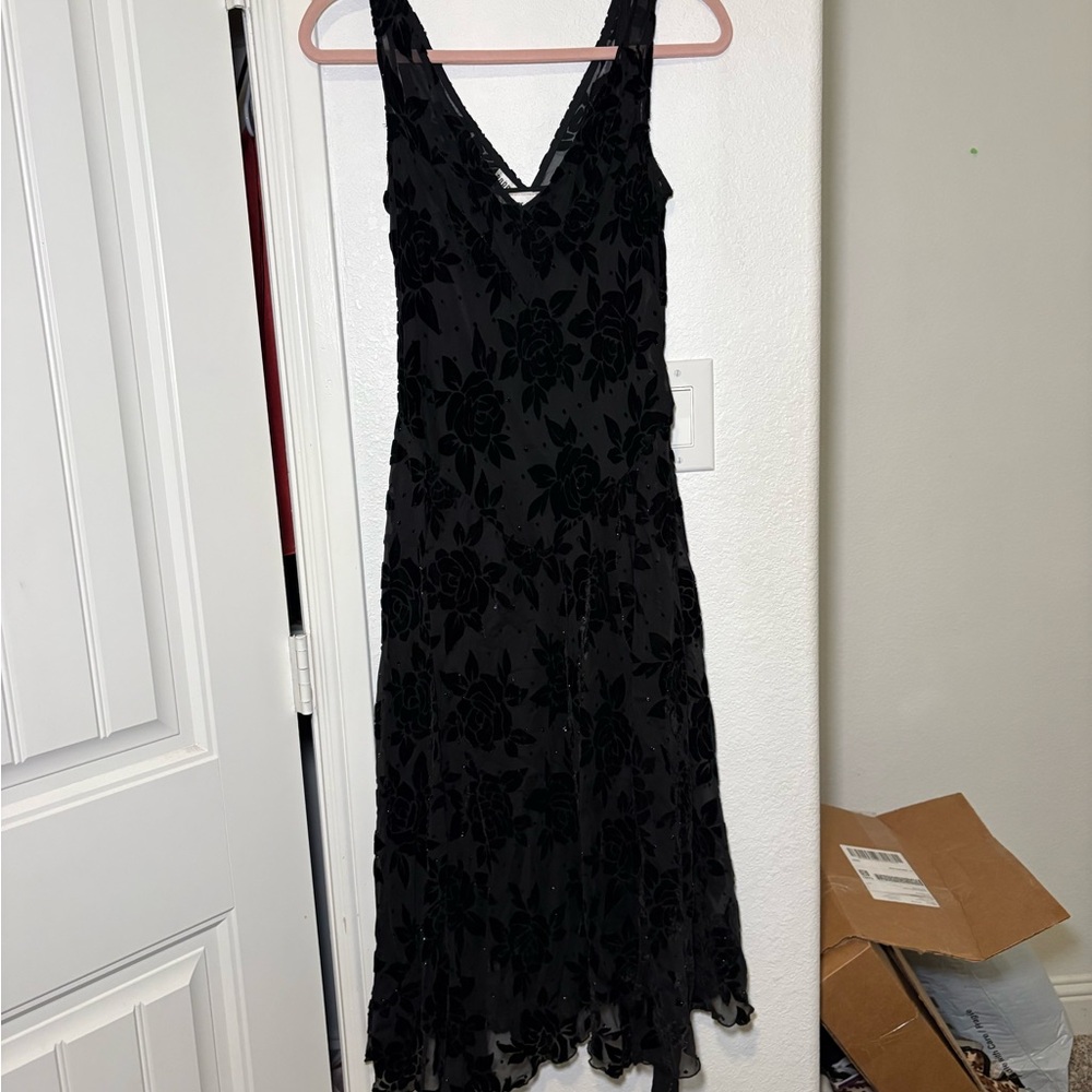 Robbie Bee Black Velvet Floral V-Neck Dress - Picture 2 of 6